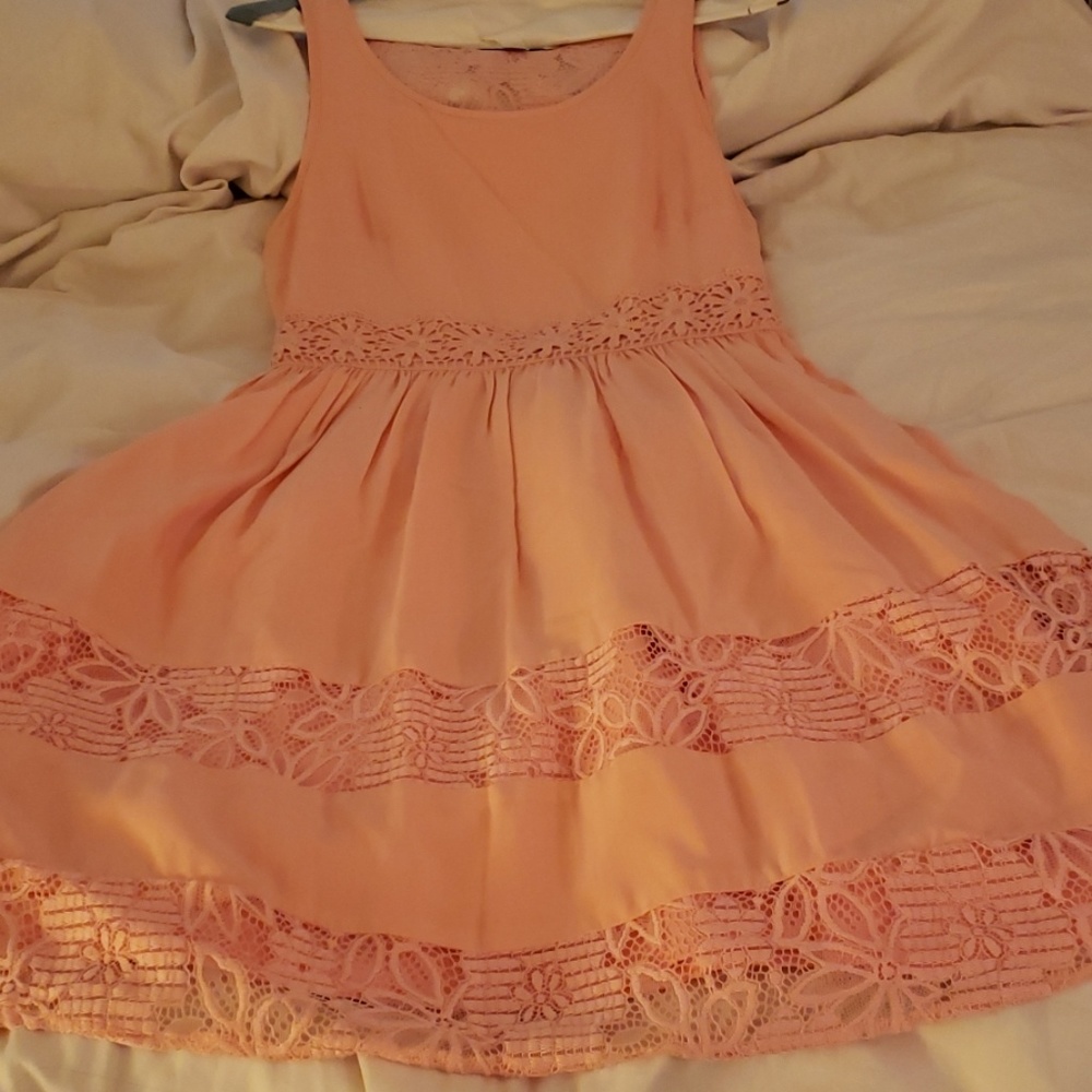 To die for peach orange dress!